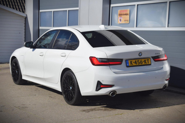 BMW 3-serie 330e eDrive Edition PREMIUM AUDIO/DAB/LEDEREN BEKLEDING/ 19'' breedset 1199 euro meerprijs!