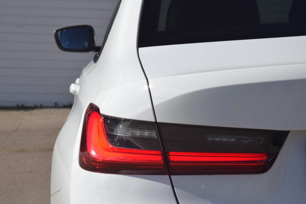 BMW 3-serie 330e eDrive Edition PREMIUM AUDIO/DAB/LEDEREN BEKLEDING/ 19'' breedset 1199 euro meerprijs!