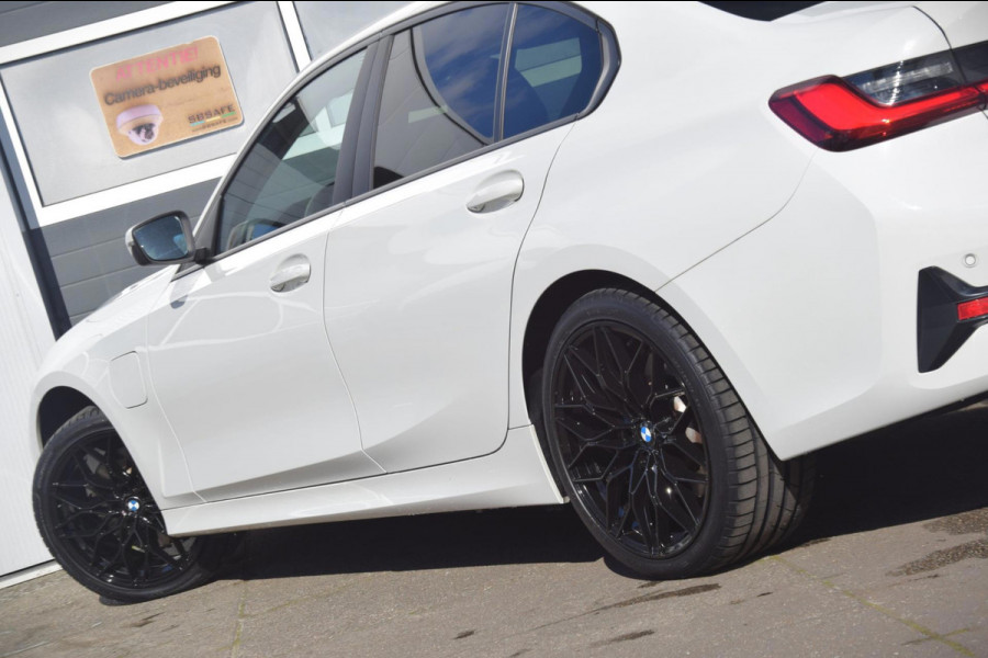 BMW 3-serie 330e eDrive Edition PREMIUM AUDIO/DAB/LEDEREN BEKLEDING/ 19'' breedset 1199 euro meerprijs!