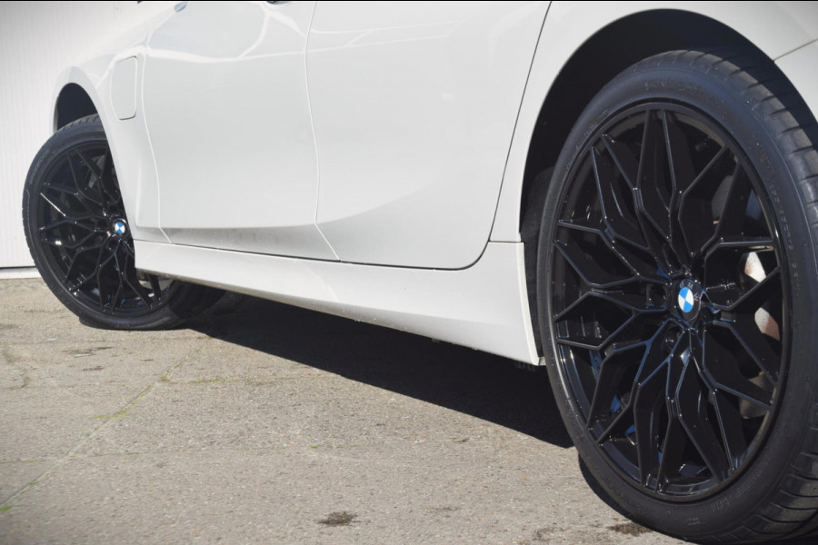 BMW 3-serie 330e eDrive Edition PREMIUM AUDIO/DAB/LEDEREN BEKLEDING/ 19'' breedset 1199 euro meerprijs!