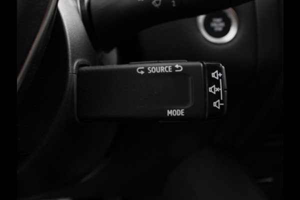Renault Captur 1.3 TCe Techno 160pk automaat DEMO ! Climate control Adaptieve cruise control Camera Parkeersensoren LED Verwarmde voorstoelen Stuurverwarming Navigatie Apple Carplay Android Auto Keyless