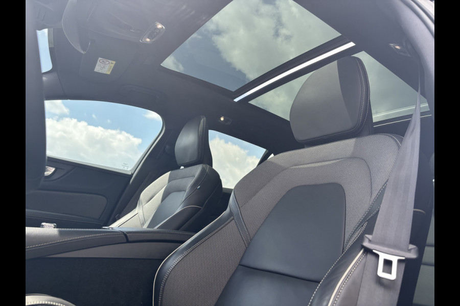 Volvo V60 2.0 T6 Recharge AWD R-Design Long Range | Panorama dak | Zwenkbare trekhaak | Adaptieve cruise | Harman Kardon |