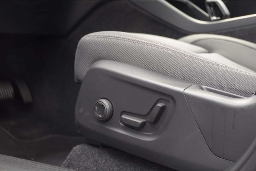 Volvo EX40 Single Ext. Range Ultra 82 kWh / Panorama schuif-kanteldak / 360 Camera / Harman Kardon / Trekhaak / Stuur- en stoelverwarming / Adaptive Cruise / Elektrische best.stoel met geheugen
