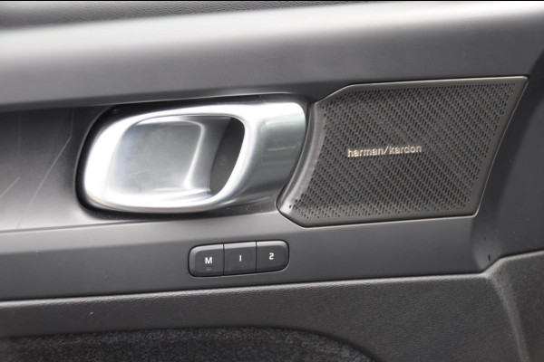 Volvo EX40 Single Ext. Range Ultra 82 kWh / Panorama schuif-kanteldak / 360 Camera / Harman Kardon / Trekhaak / Stuur- en stoelverwarming / Adaptive Cruise / Elektrische best.stoel met geheugen