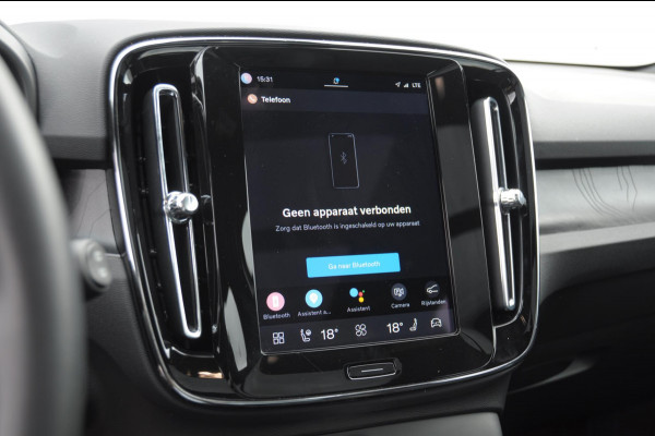 Volvo EX40 Single Ext. Range Ultra 82 kWh / Panorama schuif-kanteldak / 360 Camera / Harman Kardon / Trekhaak / Stuur- en stoelverwarming / Adaptive Cruise / Elektrische best.stoel met geheugen