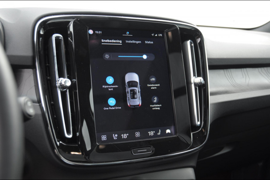Volvo EX40 Single Ext. Range Ultra 82 kWh / Panorama schuif-kanteldak / 360 Camera / Harman Kardon / Trekhaak / Stuur- en stoelverwarming / Adaptive Cruise / Elektrische best.stoel met geheugen