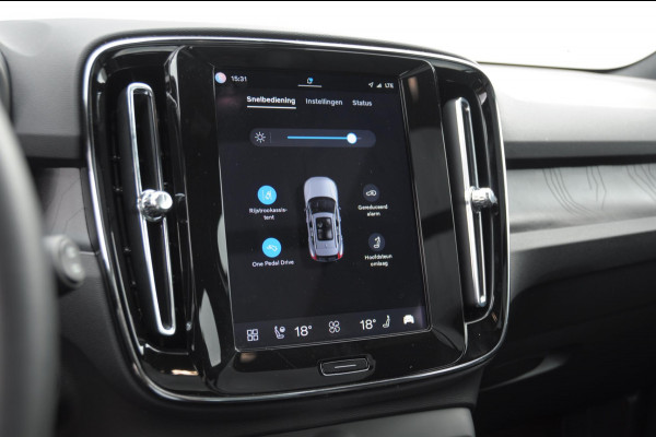 Volvo EX40 Single Ext. Range Ultra 82 kWh / Panorama schuif-kanteldak / 360 Camera / Harman Kardon / Trekhaak / Stuur- en stoelverwarming / Adaptive Cruise / Elektrische best.stoel met geheugen
