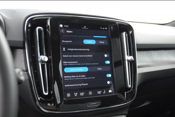 Volvo EX40 Single Ext. Range Ultra 82 kWh / Panorama schuif-kanteldak / 360 Camera / Harman Kardon / Trekhaak / Stuur- en stoelverwarming / Adaptive Cruise / Elektrische best.stoel met geheugen