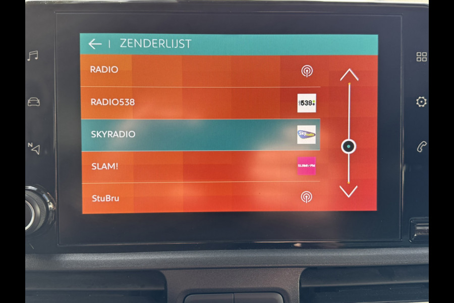 Citroën Berlingo XL 1.2 PureTech Shine 7p Trekhaak All-Season Banden, Carplay, Navi, Parkeersensoren, Climate Control