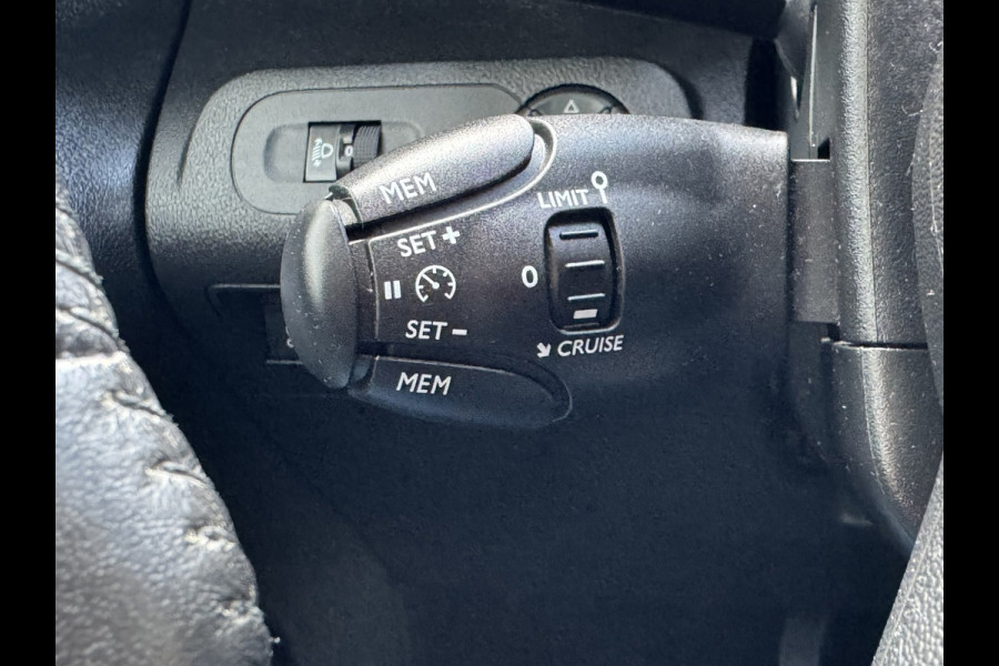 Citroën Berlingo XL 1.2 PureTech Shine 7p Trekhaak All-Season Banden, Carplay, Navi, Parkeersensoren, Climate Control