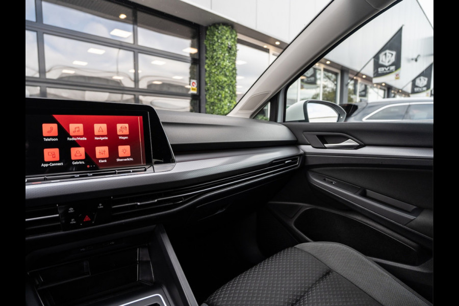 Volkswagen Golf 1.0 eTSI Life Business