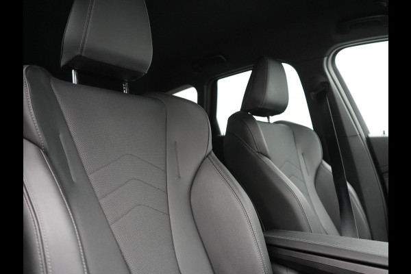 BMW iX1 xDrive30 xLine 67 kWh 306pk Dealer O.H. | Trekhaak Af Fabriek | Camera | Adaptief Onderstel | Lederen Sportstoelen Memory & Verwarmd | Sfeerverlichting | Apple Carplay | Blis | Navigatie | DAB | Virtual | Cruise Control |