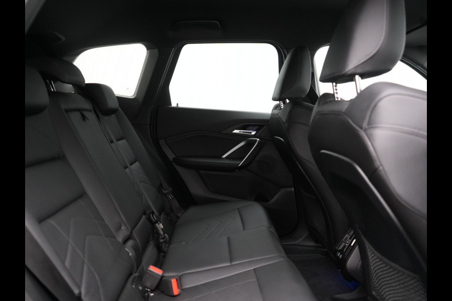 BMW iX1 xDrive30 xLine 67 kWh 306pk Dealer O.H. | Trekhaak Af Fabriek | Camera | Adaptief Onderstel | Lederen Sportstoelen Memory & Verwarmd | Sfeerverlichting | Apple Carplay | Blis | Navigatie | DAB | Virtual | Cruise Control |