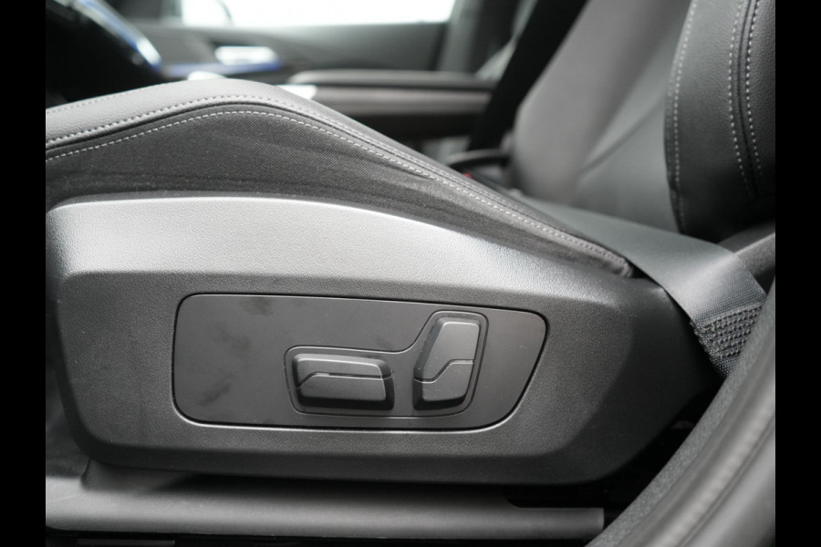 BMW iX1 xDrive30 xLine 67 kWh 306pk Dealer O.H. | Trekhaak Af Fabriek | Camera | Adaptief Onderstel | Lederen Sportstoelen Memory & Verwarmd | Sfeerverlichting | Apple Carplay | Blis | Navigatie | DAB | Virtual | Cruise Control |