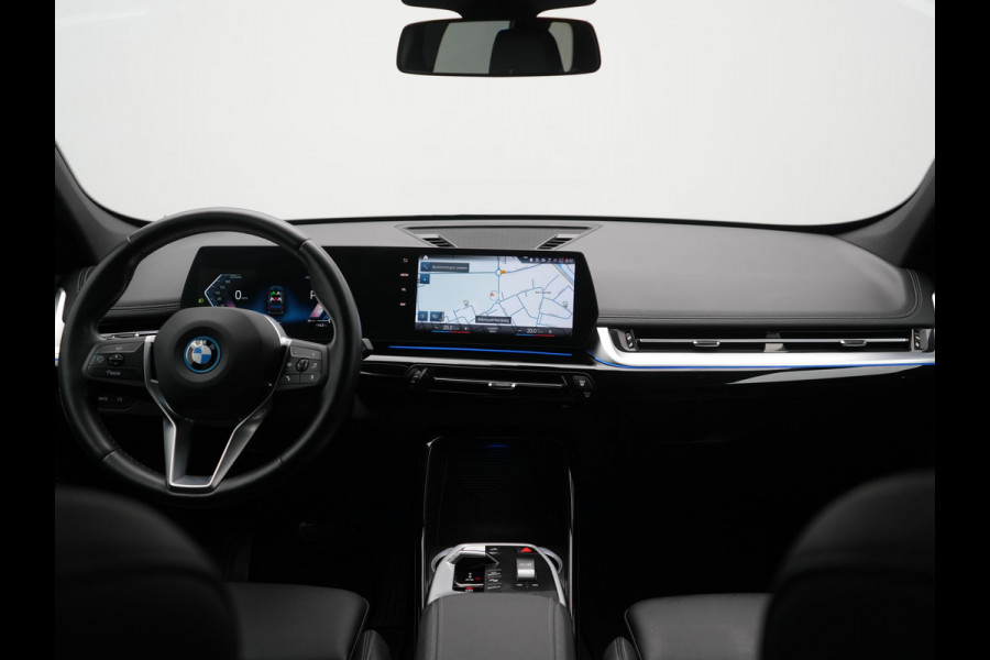 BMW iX1 xDrive30 xLine 67 kWh 306pk Dealer O.H. | Trekhaak Af Fabriek | Camera | Adaptief Onderstel | Lederen Sportstoelen Memory & Verwarmd | Sfeerverlichting | Apple Carplay | Blis | Navigatie | DAB | Virtual | Cruise Control |