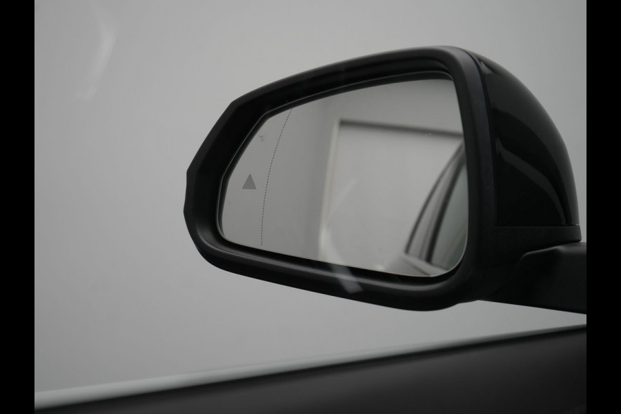 BMW iX1 xDrive30 xLine 67 kWh 306pk Dealer O.H. | Trekhaak Af Fabriek | Camera | Adaptief Onderstel | Lederen Sportstoelen Memory & Verwarmd | Sfeerverlichting | Apple Carplay | Blis | Navigatie | DAB | Virtual | Cruise Control |