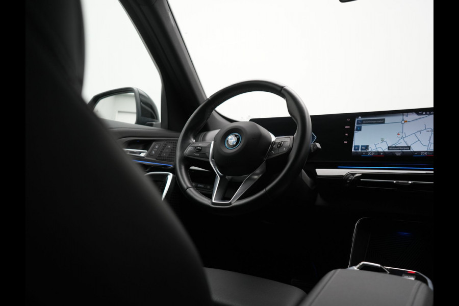 BMW iX1 xDrive30 xLine 67 kWh 306pk Dealer O.H. | Trekhaak Af Fabriek | Camera | Adaptief Onderstel | Lederen Sportstoelen Memory & Verwarmd | Sfeerverlichting | Apple Carplay | Blis | Navigatie | DAB | Virtual | Cruise Control |