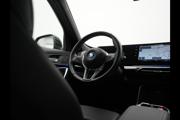 BMW iX1 xDrive30 xLine 67 kWh 306pk Dealer O.H. | Trekhaak Af Fabriek | Camera | Adaptief Onderstel | Lederen Sportstoelen Memory & Verwarmd | Sfeerverlichting | Apple Carplay | Blis | Navigatie | DAB | Virtual | Cruise Control |