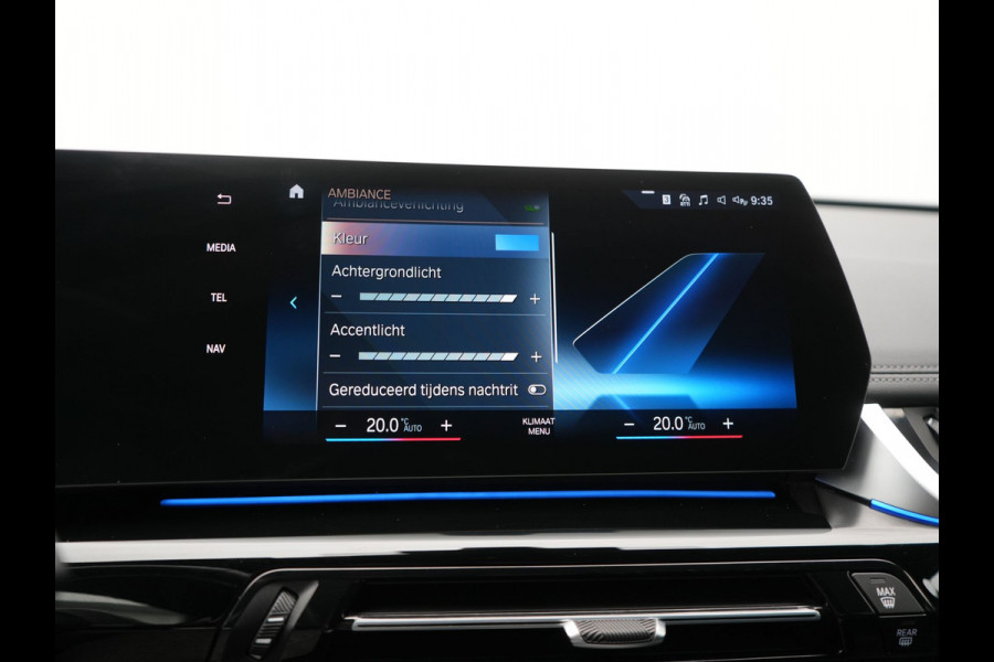 BMW iX1 xDrive30 xLine 67 kWh 306pk Dealer O.H. | Trekhaak Af Fabriek | Camera | Adaptief Onderstel | Lederen Sportstoelen Memory & Verwarmd | Sfeerverlichting | Apple Carplay | Blis | Navigatie | DAB | Virtual | Cruise Control |