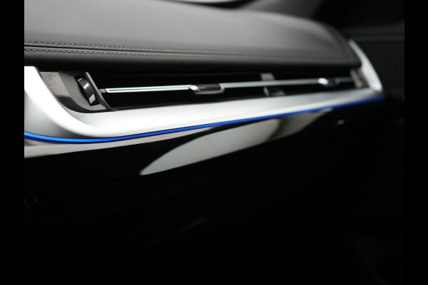 BMW iX1 xDrive30 xLine 67 kWh 306pk Dealer O.H. | Trekhaak Af Fabriek | Camera | Adaptief Onderstel | Lederen Sportstoelen Memory & Verwarmd | Sfeerverlichting | Apple Carplay | Blis | Navigatie | DAB | Virtual | Cruise Control |