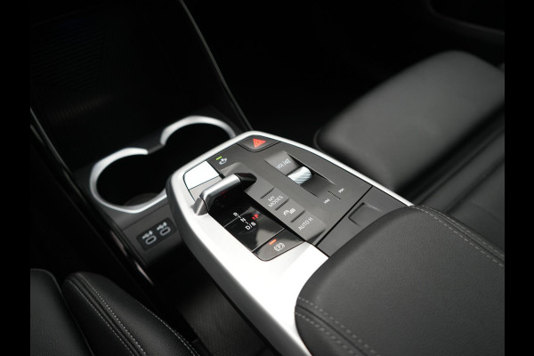 BMW iX1 xDrive30 xLine 67 kWh 306pk Dealer O.H. | Trekhaak Af Fabriek | Camera | Adaptief Onderstel | Lederen Sportstoelen Memory & Verwarmd | Sfeerverlichting | Apple Carplay | Blis | Navigatie | DAB | Virtual | Cruise Control |