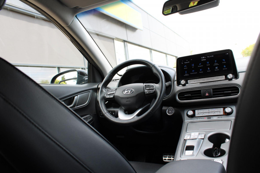 Hyundai Kona EV Premium 64 kWh | Trekhaak | Leder | Stoelverwarming/Koeling | Krell |