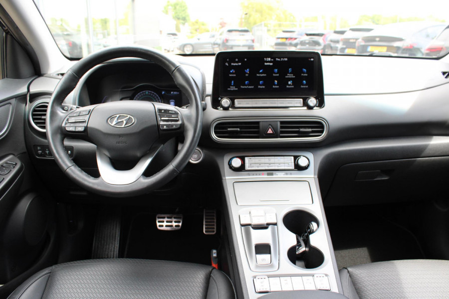 Hyundai Kona EV Premium 64 kWh | Trekhaak | Leder | Stoelverwarming/Koeling | Krell |