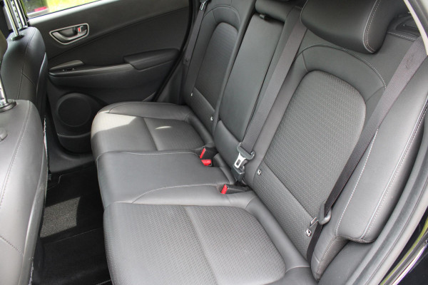 Hyundai Kona EV Premium 64 kWh | Trekhaak | Leder | Stoelverwarming/Koeling | Krell |