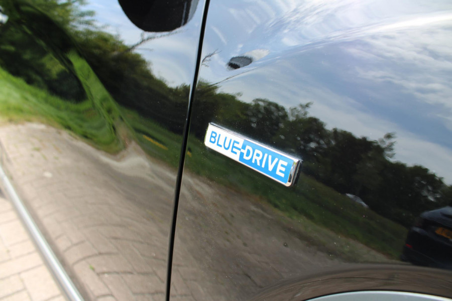 Hyundai Kona EV Premium 64 kWh | Trekhaak | Leder | Stoelverwarming/Koeling | Krell |
