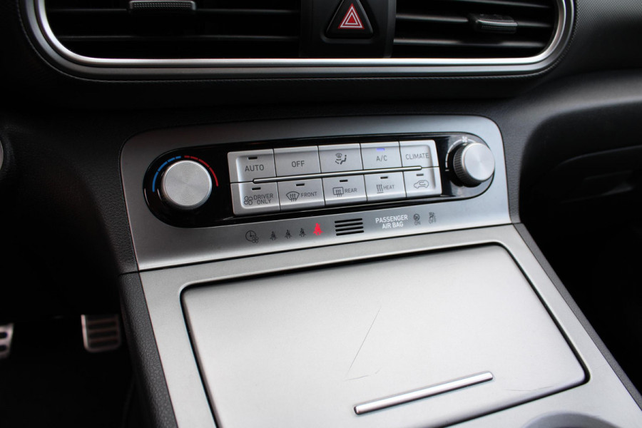 Hyundai Kona EV Premium 64 kWh | Trekhaak | Leder | Stoelverwarming/Koeling | Krell |