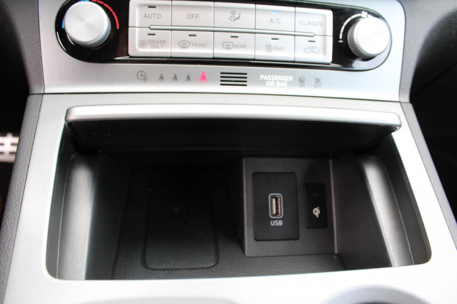 Hyundai Kona EV Premium 64 kWh | Trekhaak | Leder | Stoelverwarming/Koeling | Krell |