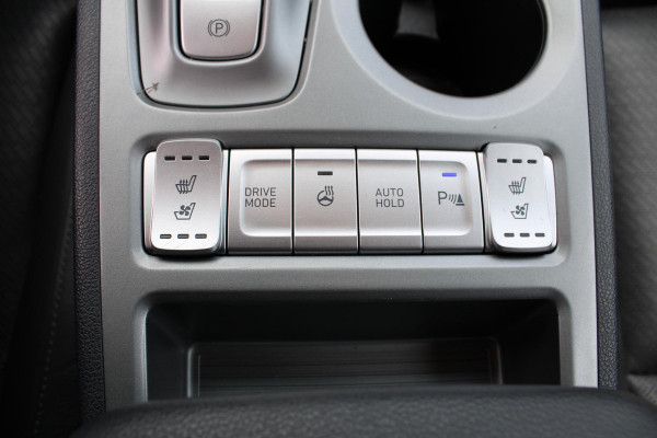 Hyundai Kona EV Premium 64 kWh | Trekhaak | Leder | Stoelverwarming/Koeling | Krell |