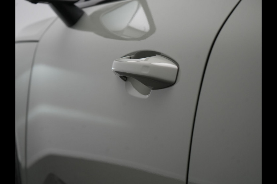 Volvo XC40 Recharge Ultimate 67 kWh 231pk Dealer O.H. | Trekhaak Af Fabriek | Panodak | Adaptive Cruise | 360 Camera | Harman / Kardon | Warmtepomp | Sportstoelen Memory & Verwarmd | Keyless | Blis | Stuur Verwarmd | Google Assistent | DAB |