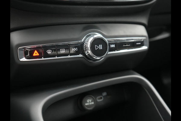 Volvo XC40 Recharge Ultimate 67 kWh 231pk Dealer O.H. | Trekhaak Af Fabriek | Panodak | Adaptive Cruise | 360 Camera | Harman / Kardon | Warmtepomp | Sportstoelen Memory & Verwarmd | Keyless | Blis | Stuur Verwarmd | Google Assistent | DAB |