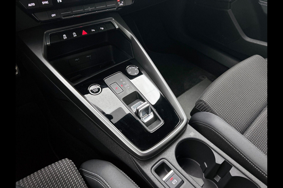Audi A3 Limousine 30 TFSI S edition DEMO ! Navigatie Apple Carplay/Android Auto Parkeersensoren Adaptive Cruise Control Virtual Cockpit Climate Control Getinte ramen Lichtmetalen velgen