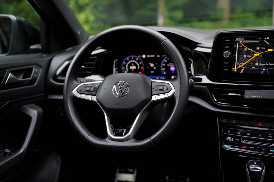Volkswagen T-Roc 1.5 TSI R-line | Panorama | Keyles | Camera | IQ Light | Beats | Carplay
