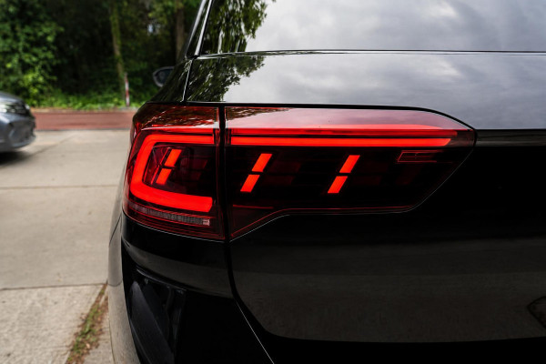 Volkswagen T-Roc 1.5 TSI R-line | Panorama | Keyles | Camera | IQ Light | Beats | Carplay