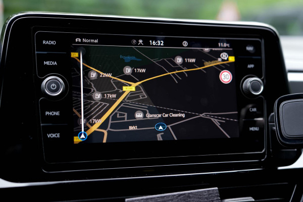 Volkswagen T-Roc 1.5 TSI R-line | Panorama | Keyles | Camera | IQ Light | Beats | Carplay