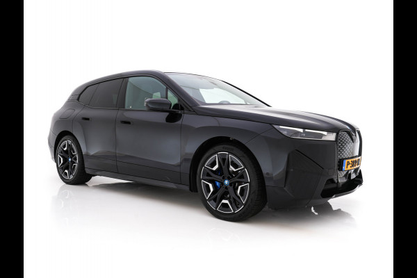 BMW iX xDrive40 High Executive 77 kWh [ 3-Fase ] (INCL-BTW) *PANO | HEAD-UP | SOFT-CLOSE | LEATHER | TOPVIEW | FULL-LED | MEMORY-PACK | HARMAN/KARDON | BLINDSPOT | WIDESCREEN-COCKPIT | HEATED-COMFORTSEATS | DAB | AMBIENTLIGHT | TOWBAR | 22'