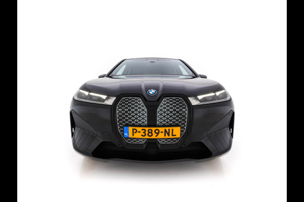 BMW iX xDrive40 High Executive 77 kWh [ 3-Fase ] (INCL-BTW) *PANO | HEAD-UP | SOFT-CLOSE | LEATHER | TOPVIEW | FULL-LED | MEMORY-PACK | HARMAN/KARDON | BLINDSPOT | WIDESCREEN-COCKPIT | HEATED-COMFORTSEATS | DAB | AMBIENTLIGHT | TOWBAR | 22'