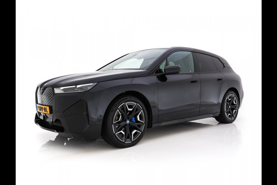 BMW iX xDrive40 High Executive 77 kWh [ 3-Fase ] (INCL-BTW) *PANO | HEAD-UP | SOFT-CLOSE | LEATHER | TOPVIEW | FULL-LED | MEMORY-PACK | HARMAN/KARDON | BLINDSPOT | WIDESCREEN-COCKPIT | HEATED-COMFORTSEATS | DAB | AMBIENTLIGHT | TOWBAR | 22'