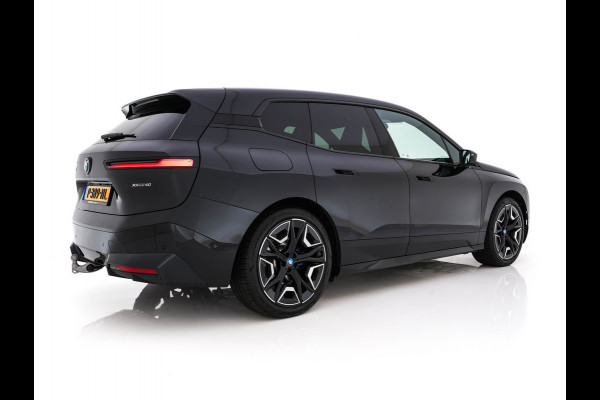 BMW iX xDrive40 High Executive 77 kWh [ 3-Fase ] (INCL-BTW) *PANO | HEAD-UP | SOFT-CLOSE | LEATHER | TOPVIEW | FULL-LED | MEMORY-PACK | HARMAN/KARDON | BLINDSPOT | WIDESCREEN-COCKPIT | HEATED-COMFORTSEATS | DAB | AMBIENTLIGHT | TOWBAR | 22'