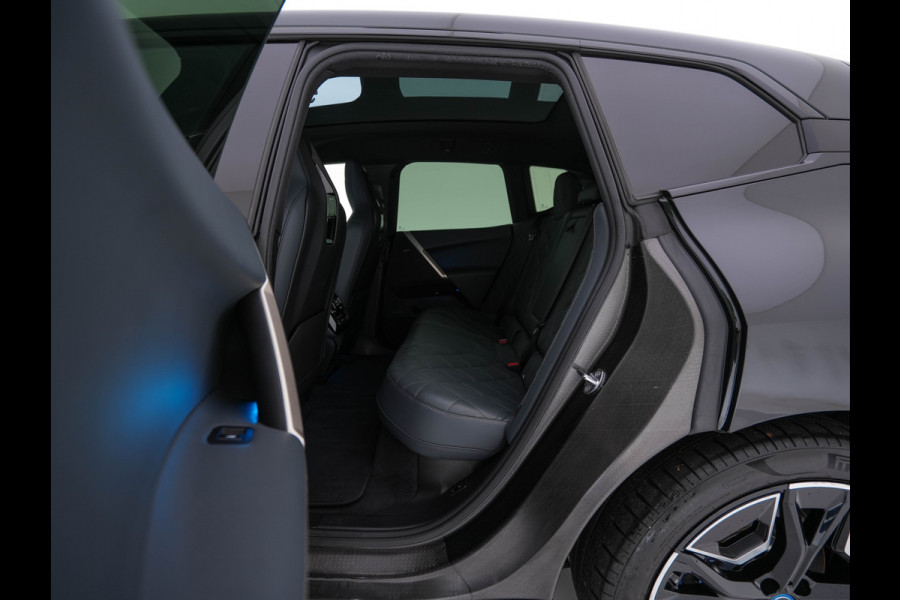 BMW iX xDrive40 High Executive 77 kWh [ 3-Fase ] (INCL-BTW) *PANO | HEAD-UP | SOFT-CLOSE | LEATHER | TOPVIEW | FULL-LED | MEMORY-PACK | HARMAN/KARDON | BLINDSPOT | WIDESCREEN-COCKPIT | HEATED-COMFORTSEATS | DAB | AMBIENTLIGHT | TOWBAR | 22'