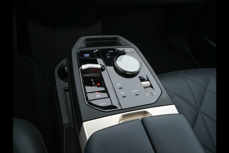 BMW iX xDrive40 High Executive 77 kWh [ 3-Fase ] (INCL-BTW) *PANO | HEAD-UP | SOFT-CLOSE | LEATHER | TOPVIEW | FULL-LED | MEMORY-PACK | HARMAN/KARDON | BLINDSPOT | WIDESCREEN-COCKPIT | HEATED-COMFORTSEATS | DAB | AMBIENTLIGHT | TOWBAR | 22'