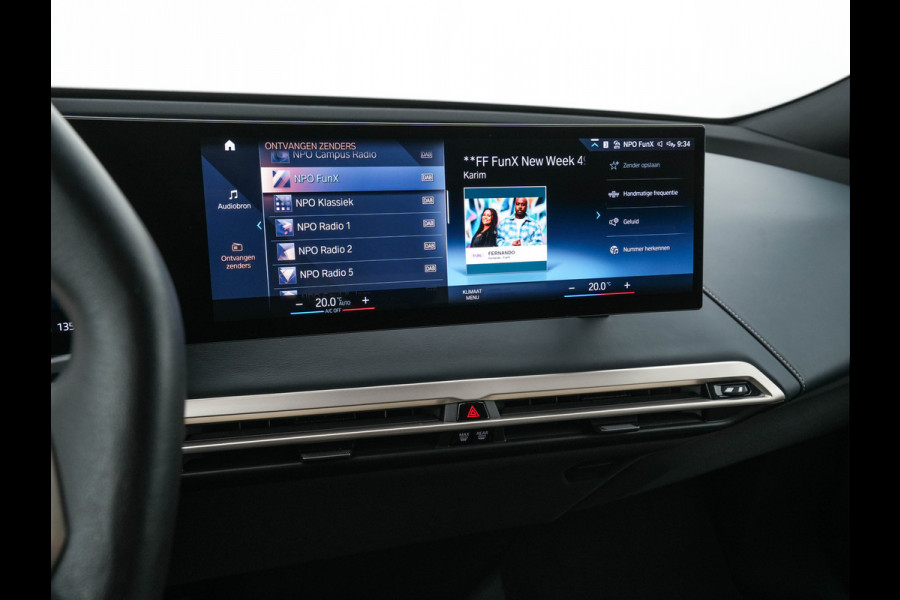BMW iX xDrive40 High Executive 77 kWh [ 3-Fase ] (INCL-BTW) *PANO | HEAD-UP | SOFT-CLOSE | LEATHER | TOPVIEW | FULL-LED | MEMORY-PACK | HARMAN/KARDON | BLINDSPOT | WIDESCREEN-COCKPIT | HEATED-COMFORTSEATS | DAB | AMBIENTLIGHT | TOWBAR | 22'