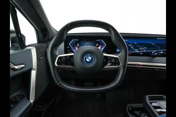 BMW iX xDrive40 High Executive 77 kWh [ 3-Fase ] (INCL-BTW) *PANO | HEAD-UP | SOFT-CLOSE | LEATHER | TOPVIEW | FULL-LED | MEMORY-PACK | HARMAN/KARDON | BLINDSPOT | WIDESCREEN-COCKPIT | HEATED-COMFORTSEATS | DAB | AMBIENTLIGHT | TOWBAR | 22'