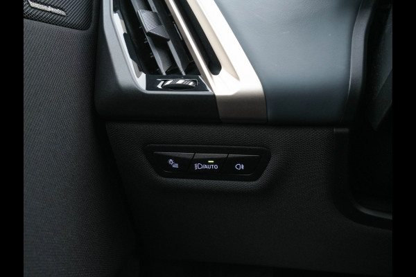 BMW iX xDrive40 High Executive 77 kWh [ 3-Fase ] (INCL-BTW) *PANO | HEAD-UP | SOFT-CLOSE | LEATHER | TOPVIEW | FULL-LED | MEMORY-PACK | HARMAN/KARDON | BLINDSPOT | WIDESCREEN-COCKPIT | HEATED-COMFORTSEATS | DAB | AMBIENTLIGHT | TOWBAR | 22'