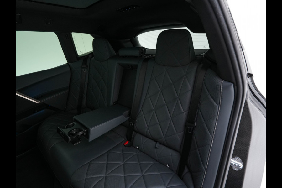 BMW iX xDrive40 High Executive 77 kWh [ 3-Fase ] (INCL-BTW) *PANO | HEAD-UP | SOFT-CLOSE | LEATHER | TOPVIEW | FULL-LED | MEMORY-PACK | HARMAN/KARDON | BLINDSPOT | WIDESCREEN-COCKPIT | HEATED-COMFORTSEATS | DAB | AMBIENTLIGHT | TOWBAR | 22'