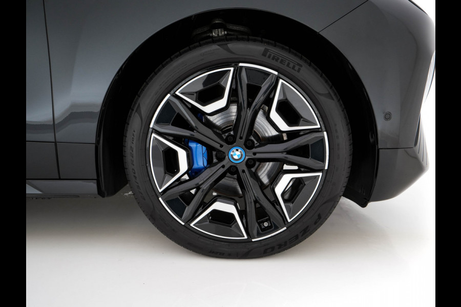 BMW iX xDrive40 High Executive 77 kWh [ 3-Fase ] (INCL-BTW) *PANO | HEAD-UP | SOFT-CLOSE | LEATHER | TOPVIEW | FULL-LED | MEMORY-PACK | HARMAN/KARDON | BLINDSPOT | WIDESCREEN-COCKPIT | HEATED-COMFORTSEATS | DAB | AMBIENTLIGHT | TOWBAR | 22'