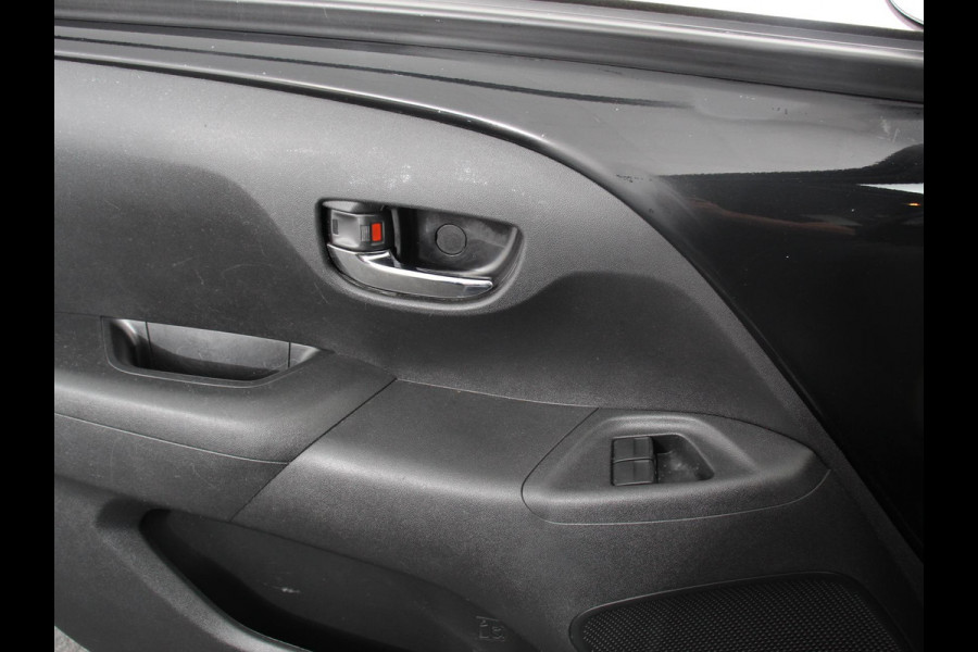 Peugeot 108 1.0 e-VTi Blue Lease Executive Navigatie Apple Carplay/Android Auto Climate Control Camera Lichtmetalen Velgen Lederen stuurwiel